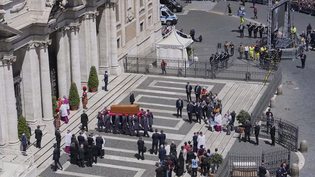 Végső nyugalomra helyezték Ferenc pápát