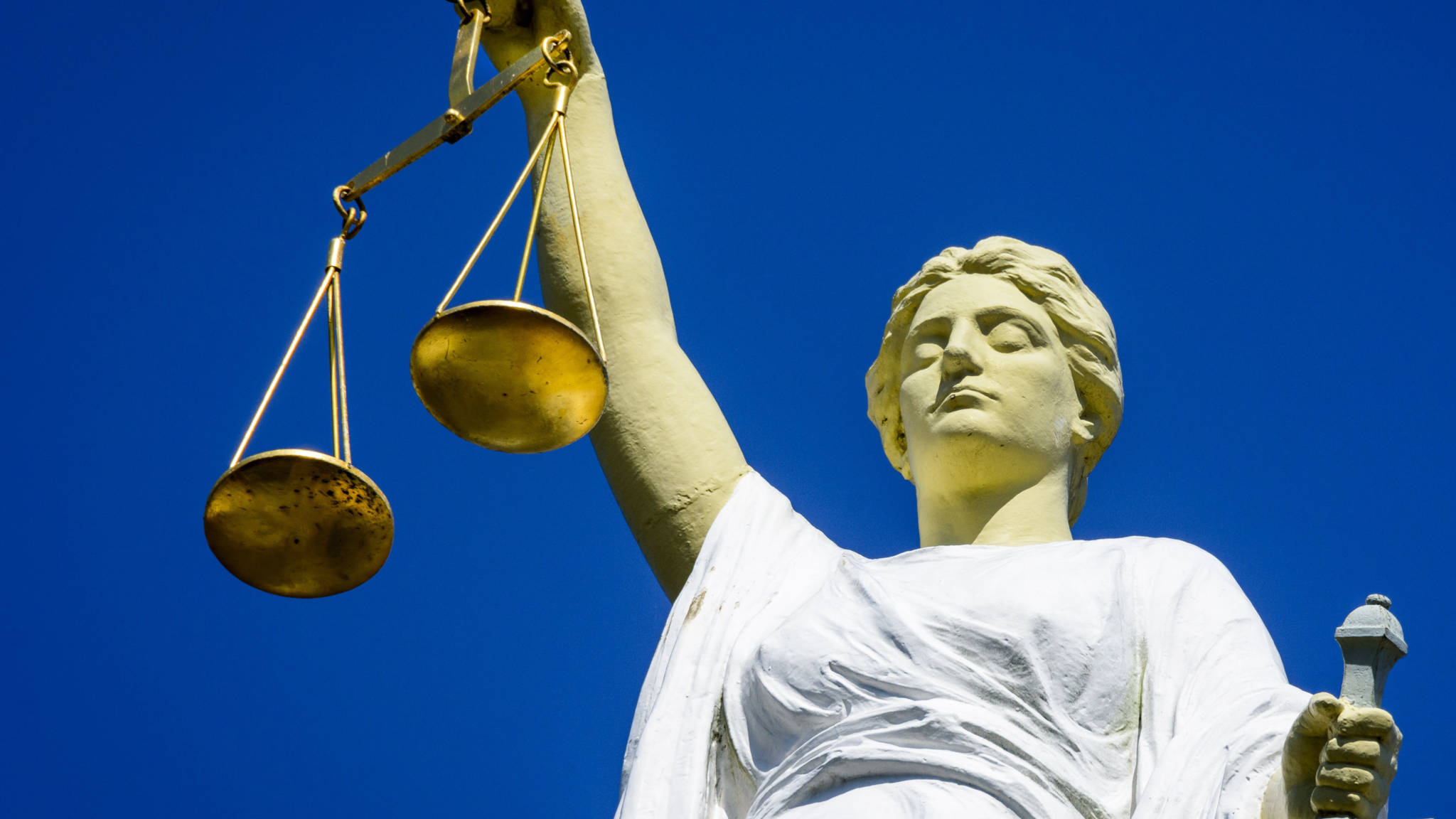 Militáns jogállam: csalárd törvények, óvatos jogászok