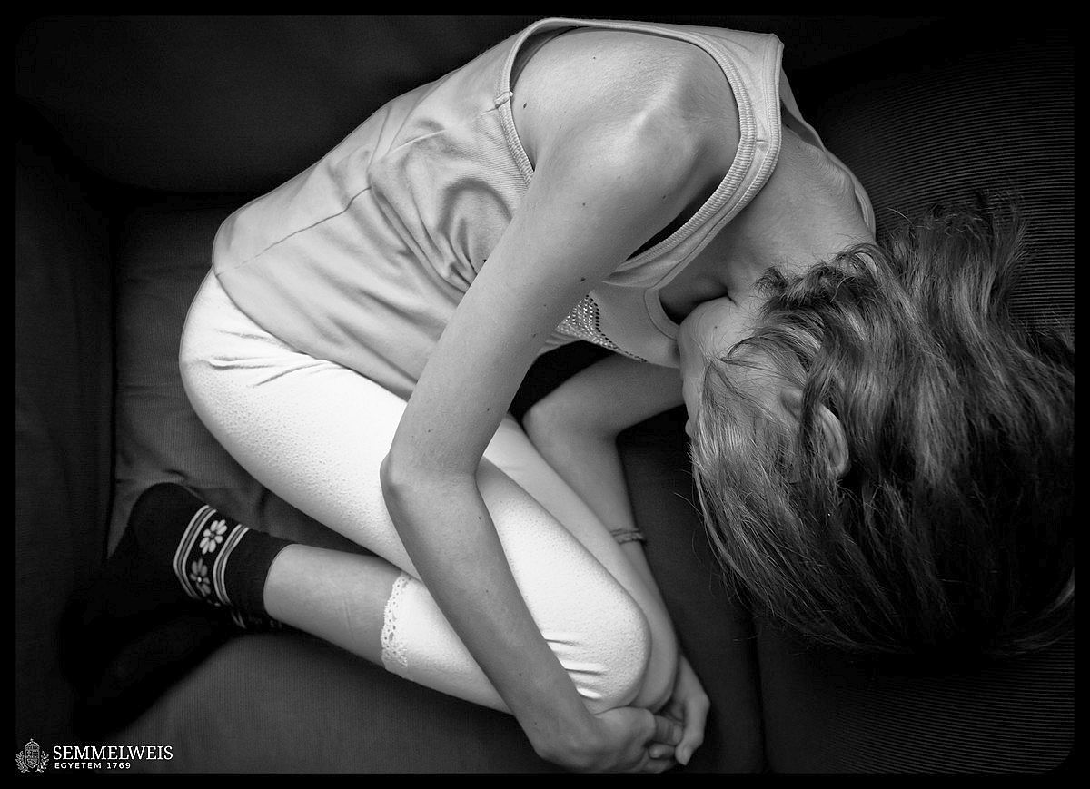 Mindennapi probléma lett az önsértés a gyerekeknél – figyelmeztet a pszichiáter