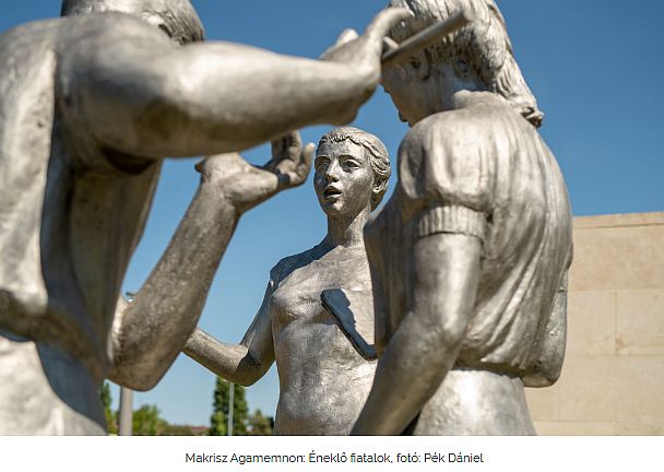 Élhető ország helyett énekeskönyvvel kedveskedik a kormány a fiataloknak