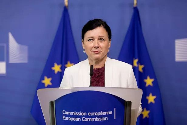 Orbán már az életéért is küzd – Věra Jourova a magyarországi helyzetről