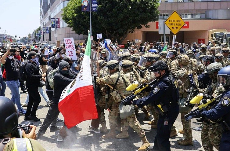 Trump katonai erővel tapossa el a politikai ellenfeleit