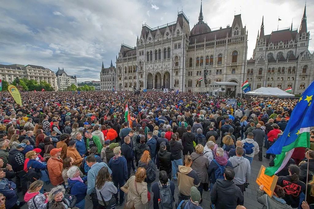 A Polgári Ellenállás mozgalom nagyszabású tüntetése az Országháza előtt