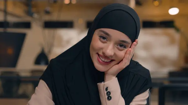 Ausztria: iskolai fejkendőtilalom újratöltve