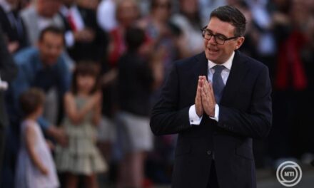 Brit miniszterelnök: meg kell mutatnunk a világnak, hogy helyre tudjuk állítani stabilitásunkat