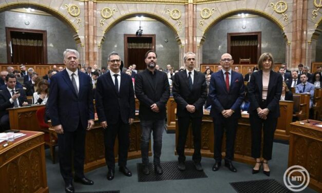Tagokat választott a parlament a Független Közmédia Testületbe, elnököt a fórum élére