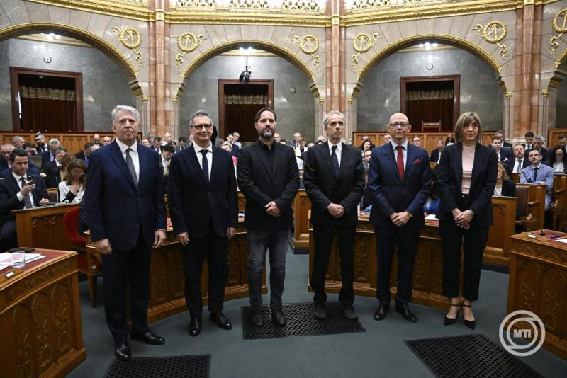 Tagokat választott a parlament a Független Közmédia Testületbe, elnököt a fórum élére