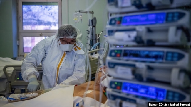 Lélegeztetett beteget lát el egy védőfelszerelést viselő orvos a fővárosi Szent László Kórház koronavírussal fertőzött betegek fogadására kialakított intenzív osztályán 2021. december 13-án